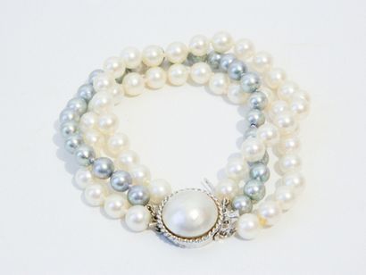 null Bracelet à trois rangs de perles dont un de perles grises, fermoir en argent...