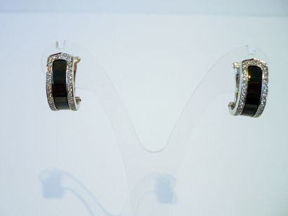 CARTIER - PARIS Paire de boucles d'oreilles en or blanc 18k serties de brillants,...