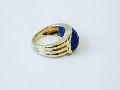 BOUCHERON - Paris Bague contemporaine en or jaune 18k ornée d'un lapis-lazuli, poinçonnée,...