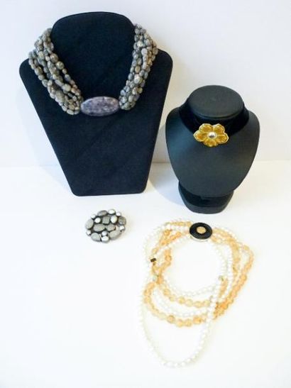 null Très joli lot composé de trois colliers en perles et pierres de couleur et d'un...