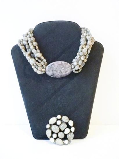 null Très joli lot composé de trois colliers en perles et pierres de couleur et d'un...