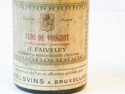 null BOURGOGNE, rouge/blanc, ensemble de cinq bouteilles :

Clos de Vougeot, 1949,...