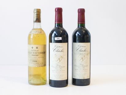 null BORDEAUX, ensemble de trois bouteilles :

(GRAVES), blanc, Château Laville Haut-Brion,...