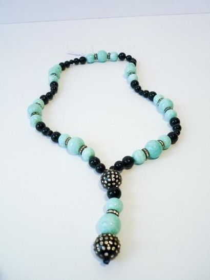 null Collier de fantaisie de style Art déco formé de perles turquoises et noires...