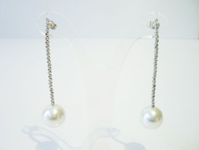null Paire de pendants d'oreilles en or blanc 18k ornés de grosses perles rondes...