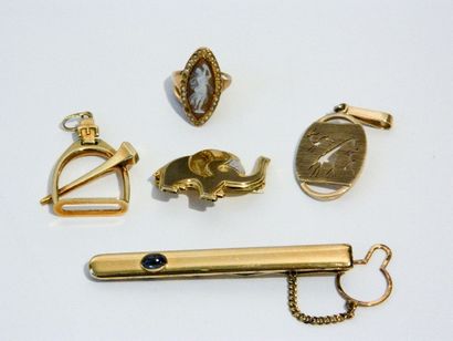 null Lot composé de deux pendentifs, d'une barette de cravate avec un saphir en cabochon,...