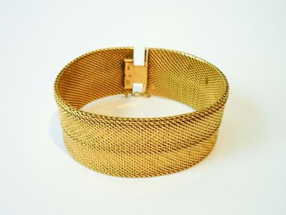 null Bracelet souple ouvrant en or jaune 18k à mailles striées, poinçonné, 79 g ...