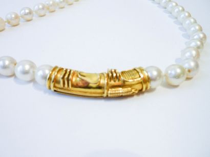 DEMARET Collier de perles baroques, fermoir en or jaune 18k ciselé, marqué et poinçonné,...
