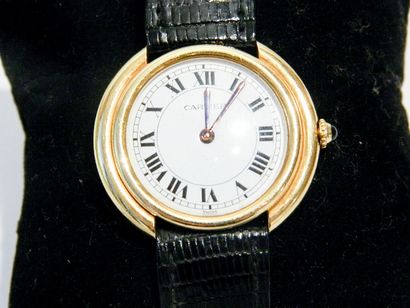 CARTIER - PARIS Montre-bracelet d'homme de forme ovale en or jaune, modèle Vendôme,...