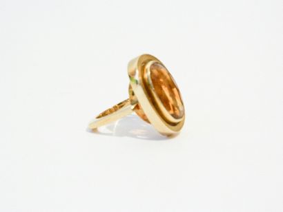 null Bague en or 18k mat et brillant ornée une grande topaze jaune orangé, circa...