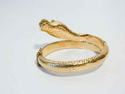 null Bracelet en or jaune 18k en forme de serpent serti de deux diamants, circa 1900,...