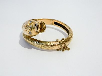 null Bracelet en or jaune 18k en forme de serpent serti de deux diamants, circa 1900,...