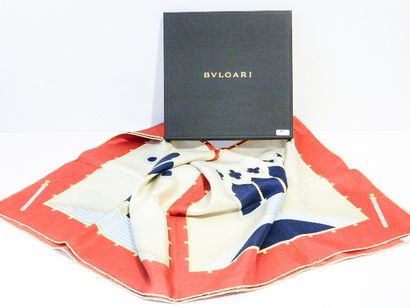 BULGARI Foulard en soie à fond ivoire, dans sa boîte d'origine.