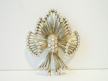 null Broche en or blanc 18k entièrement sertie de brillants, travail d'après-guerre,...