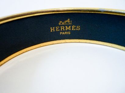 HERMÈS - Paris Bracelet rigide à décor émaillé, marqué, d. 7 cm [usures d'usage]...
