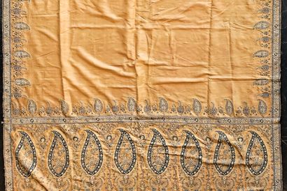 null Nappe à motifs Cachemire, travail ancien, soie brodée, 278x134 cm env. [trous,...