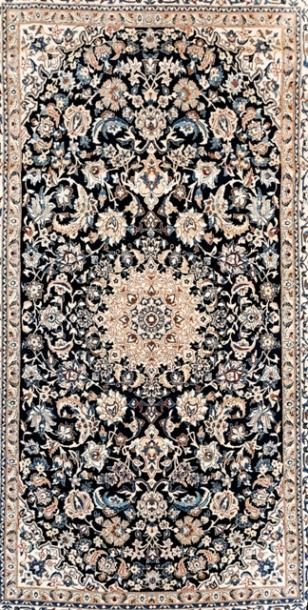 PERSE Petit tapis de style Isfahan à motifs floraux polychromes sur champ bleu nuit...