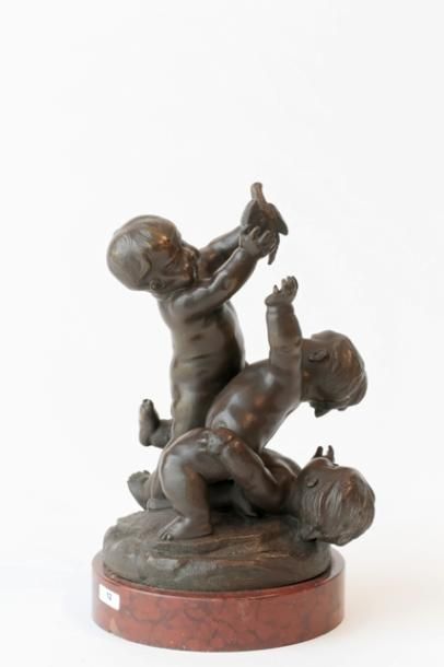 CLODION [d'après] "Putti à l'oiseau", XIXe, groupe en bronze patiné sur socle de...