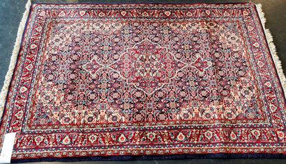 PERSE Petit tapis de style Keshan à motifs floraux polychromes sur champ garance,...
