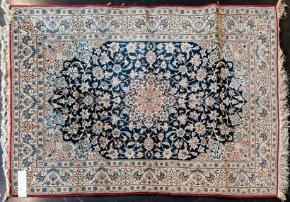 PERSE Petit tapis de style Isfahan à motifs floraux polychromes sur champ bleu nuit...