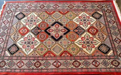 PERSE Grand tapis de style Bakhtiar à motifs de Khesti, 316x203 cm env.