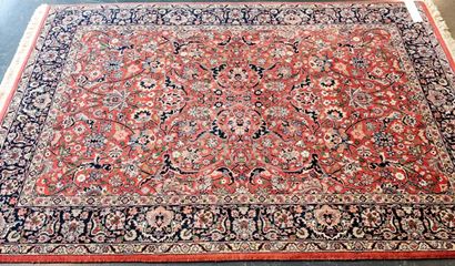 INDE Tapis de style Keshan à motifs floraux polychromes sur champ rouge foncé, 216x148...