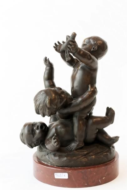 CLODION [d'après] "Putti à l'oiseau", XIXe, groupe en bronze patiné sur socle de...
