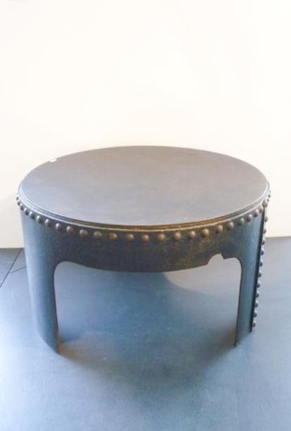 null Grande table basse ronde tripode "Les Temps modernes", XXIe, acier oxydé riveté,...