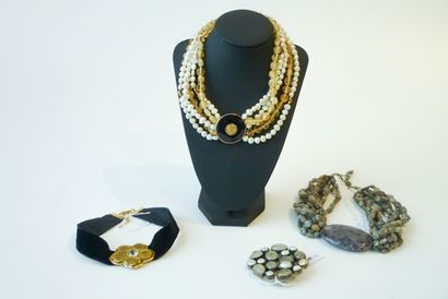 null Très joli lot de trois colliers de perles et de pierres de couleur et d'un pendentif...