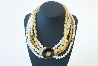 null Très joli lot de trois colliers de perles et de pierres de couleur et d'un pendentif...