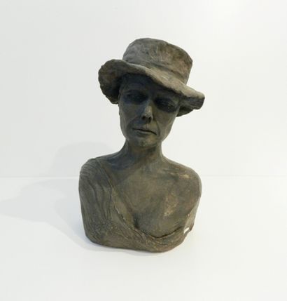 École contemporaine "Femme au chapeau", [19]84, buste en terra-cotta patinée, monogrammé...