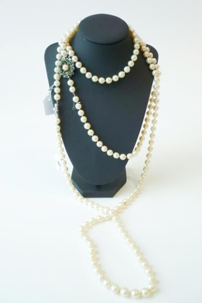 null Deux longs colliers de perles à fermoirs-bijoux, poinçons, l. 105 et 85 cm.