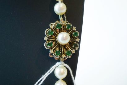 null Deux longs colliers de perles à fermoirs-bijoux, poinçons, l. 105 et 85 cm.