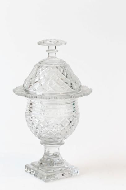 VONÊCHE Drageoir couvert, début XIXe, cristal taillé en pointe de diamant, h. 28...