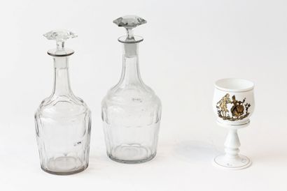 null Fausse paire de carafes, XIXe, verre soufflé et taillé, h. 32 et 33 cm ; on...