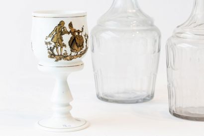 null Fausse paire de carafes, XIXe, verre soufflé et taillé, h. 32 et 33 cm ; on...