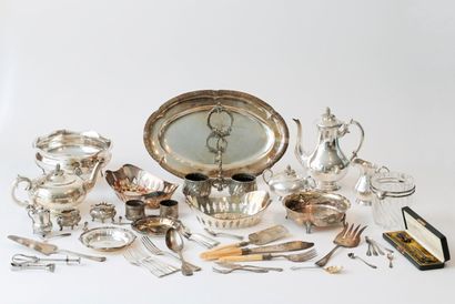 null Varia d'objets principalement en métal argenté comprenant : théière, cafetière,...