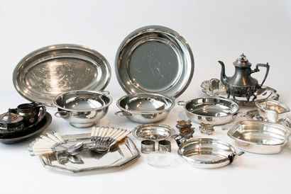 null Varia d'objets principalement en métal argenté comprenant : théière, pots à...