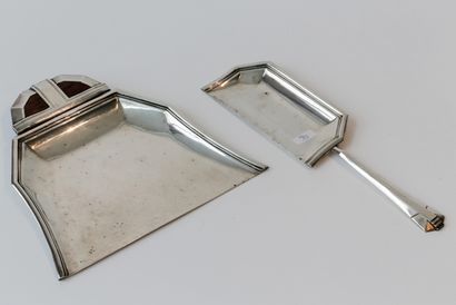 null Ramassette de table d'époque Art déco, circa 1925, métal argenté et bois, deux...