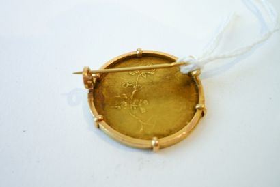 null Broche ornée d'une médaille Art nouveau en or jaune 18k, signature, d. 2,5 cm,...