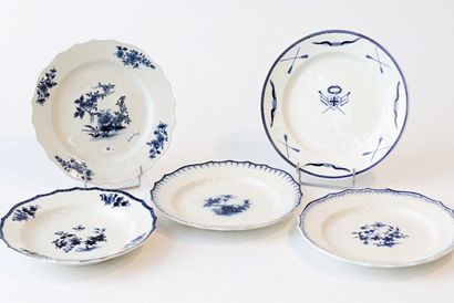TOURNAI Lot de cinq assiettes, divers décors en bleu sous couverte, XVIII-XIXe, porcelaine...
