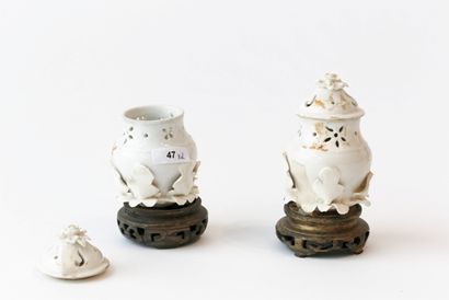 SAINT-CLOUD Paire de petits pots-pourris de forme balustre, XVIIIe, porcelaine tendre,...