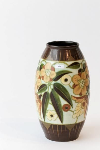 BOCH FRÈRES - KERAMIS Vase oblong d'époque Art déco à décor floral stylisé, circa...