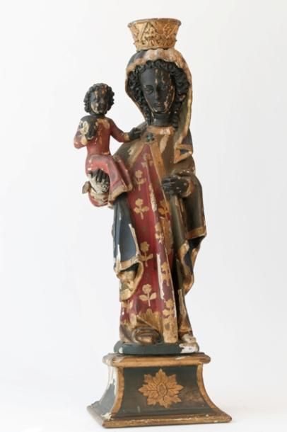 null "Vierge noire à l'Enfant", travail ancien, bois sculpté et stuc polychromés,...