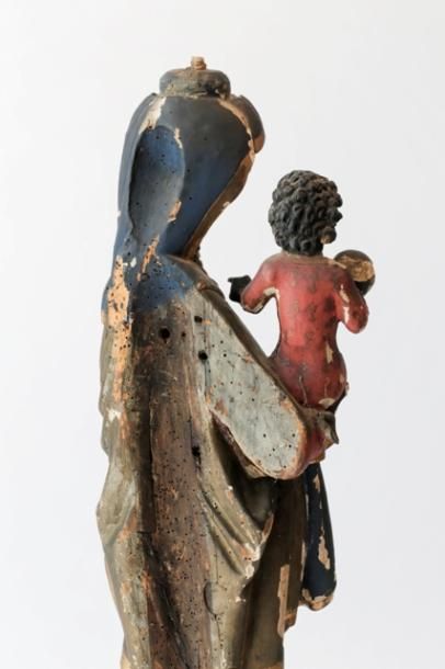 null "Vierge noire à l'Enfant", travail ancien, bois sculpté et stuc polychromés,...