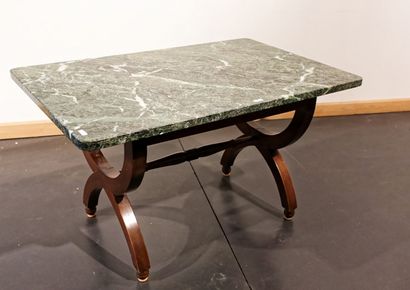 null Table basse curule, XXe, piètement en bois et plateau de marbre vert antique...