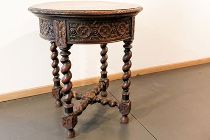 null Petite table ronde de salon de style Louis XIII, piètement à côtes torses et...