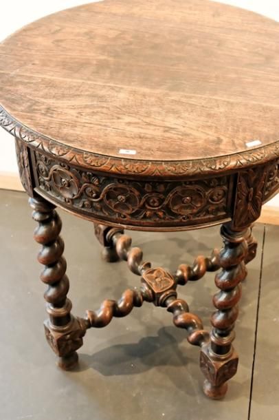 null Petite table ronde de salon de style Louis XIII, piètement à côtes torses et...