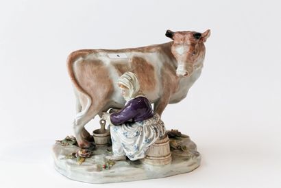 Allemagne "Paysanne trayant", XIXe, groupe en porcelaine dure émaillée, h. 18 cm...