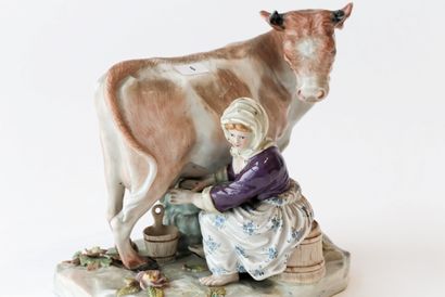 Allemagne "Paysanne trayant", XIXe, groupe en porcelaine dure émaillée, h. 18 cm...